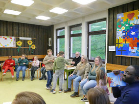 Symbolische Mantelteilung mit den Kommunionkindern (© Karl-Franz Thiede)